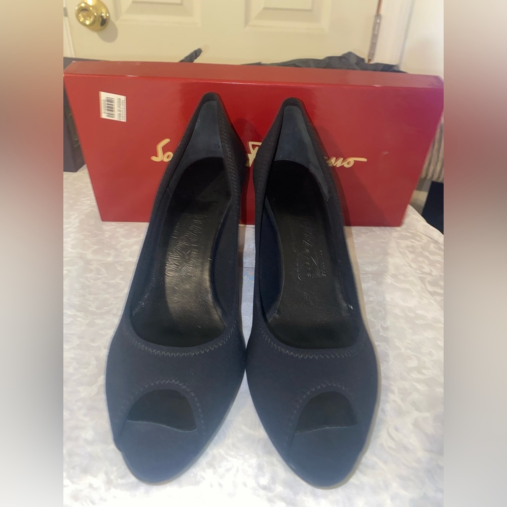 Like new Salvatore  Ferragamo meridia color black, size 7 1/2